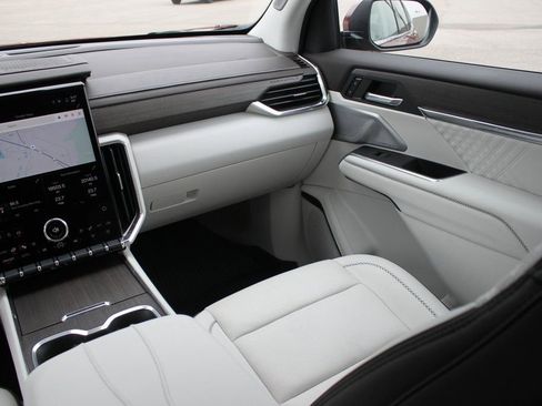 Used 2024 GMC Acadia Denali w/ Super Cruise Package image 8