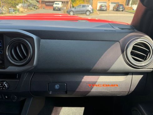 Used 2018 Toyota Tacoma TRD Sport AWD/4WD image 34