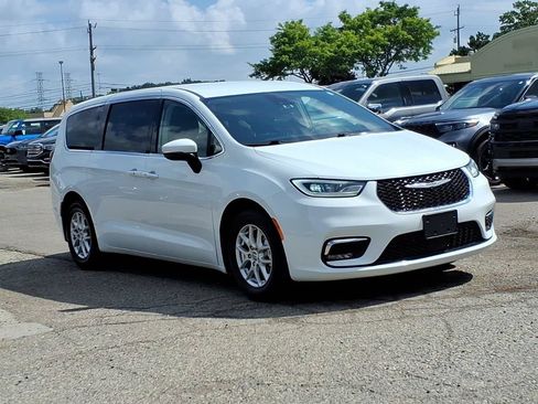 Used 2023 Chrysler Pacifica Touring-L FWD image 7