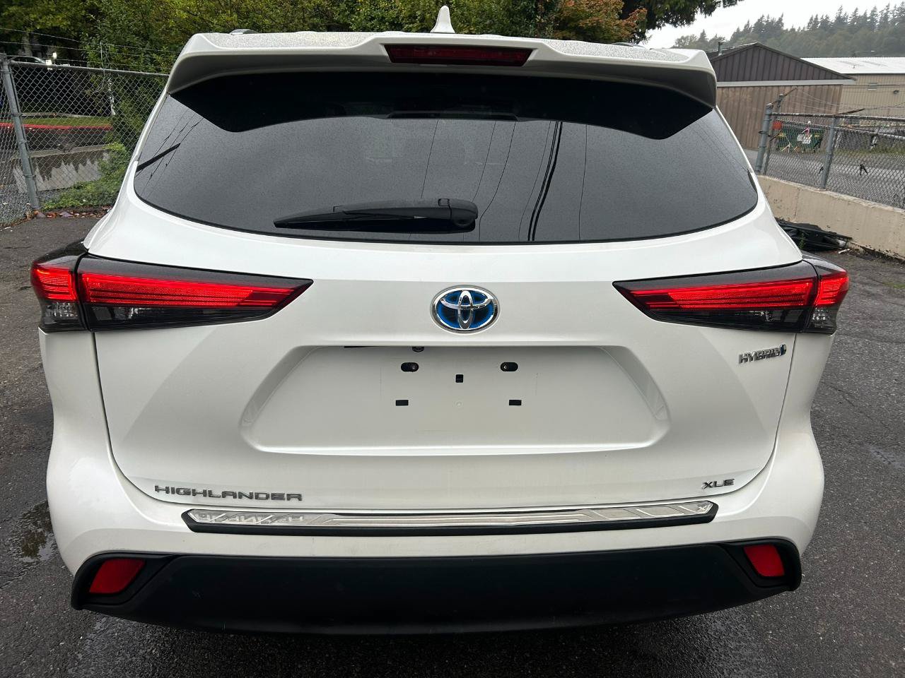 Used 2020 Toyota Highlander XLE AWD/4WD image 6