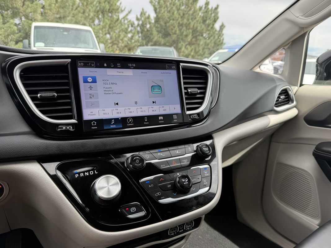 Used 2024 Chrysler Pacifica Touring-L FWD image 29