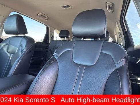 Used 2024 Kia Sorento S image 11