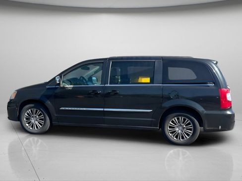 Used 2014 Chrysler Town & Country Touring-L FWD image 8