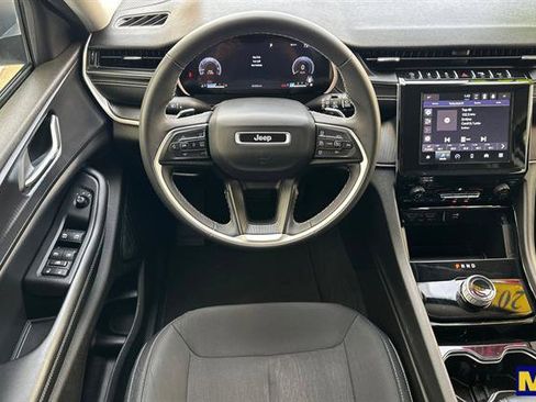 Used 2023 Jeep Grand Cherokee L Laredo image 17