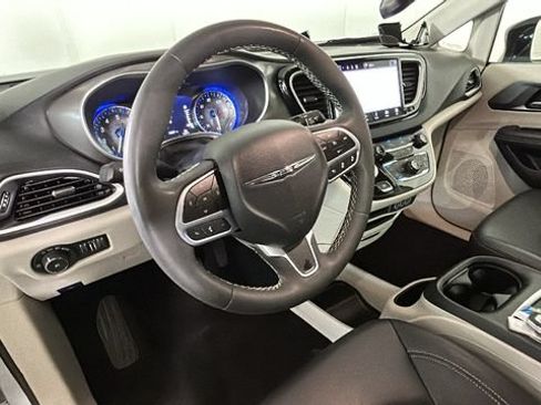 Used 2024 Chrysler Pacifica Touring-L FWD image 13