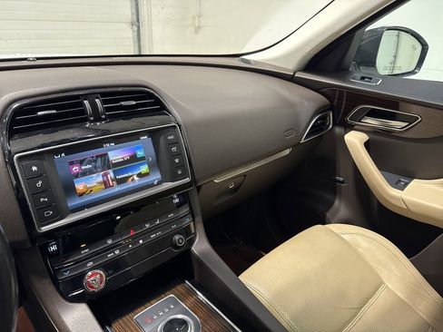 Used 2018 Jaguar F-PACE Prestige image 17
