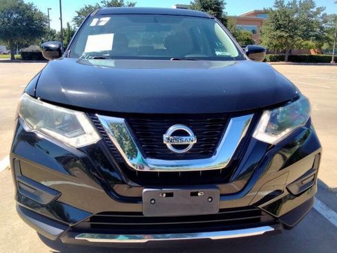 Used 2017 Nissan Rogue S image 2