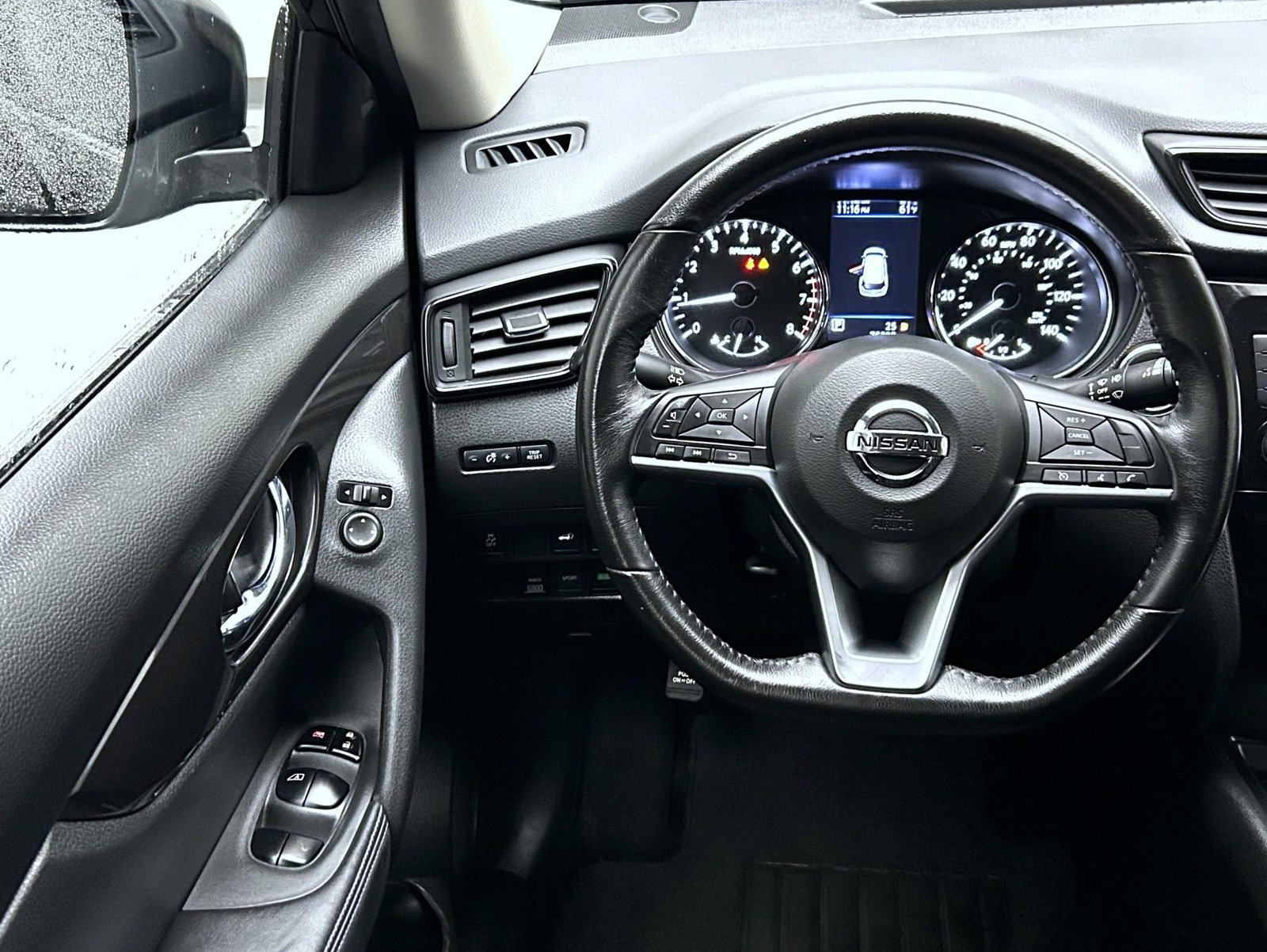 Used 2018 Nissan Rogue SV AWD/4WD image 12