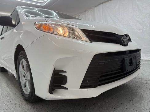 Used 2020 Toyota Sienna L image 31