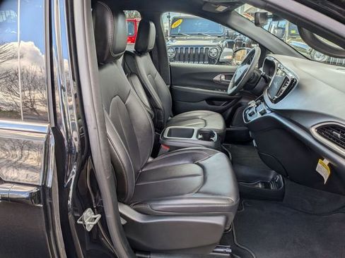 Used 2025 Chrysler Pacifica Select FWD image 42