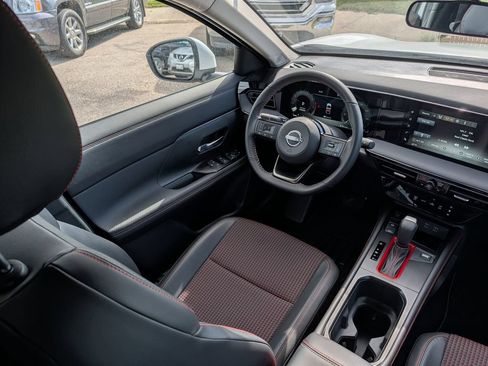 Used 2025 Nissan Kicks SR FWD image 9