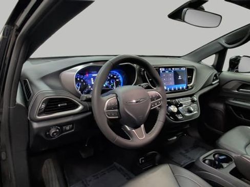 Used 2025 Chrysler Pacifica Select FWD image 16
