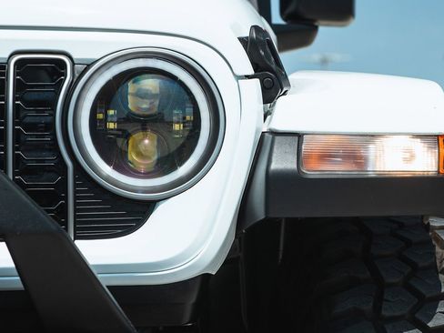 Used 2023 Jeep Gladiator Mojave w/ Cold Weather Group image 12