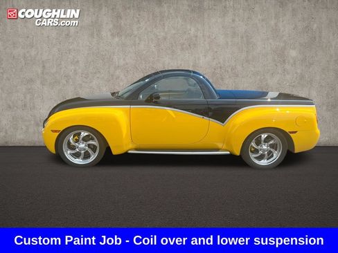 Used 2005 Chevrolet SSR w/ Preferred Equipment Group RWD image 2
