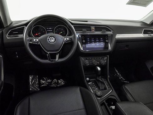 Used 2021 Volkswagen Tiguan SE w/ Panoramic Sunroof Package image 11