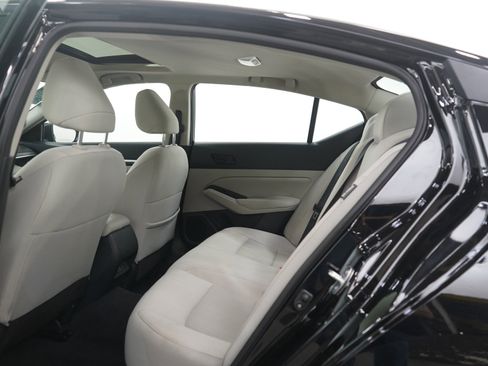 Used 2023 Nissan Altima 2.5 SV w/ SV Premium Package image 16