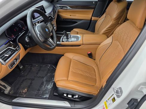 Used 2022 BMW 740i w/ M Sport Package RWD image 10