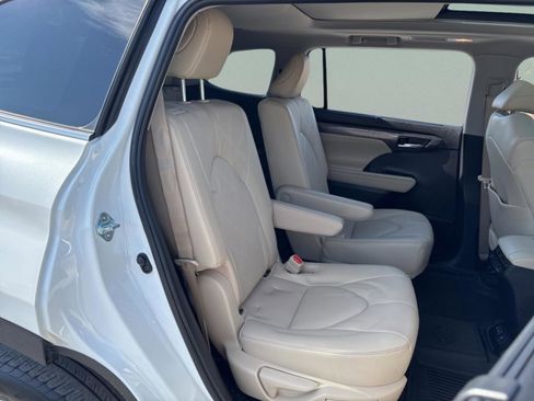 Used 2023 Toyota Highlander Platinum image 40