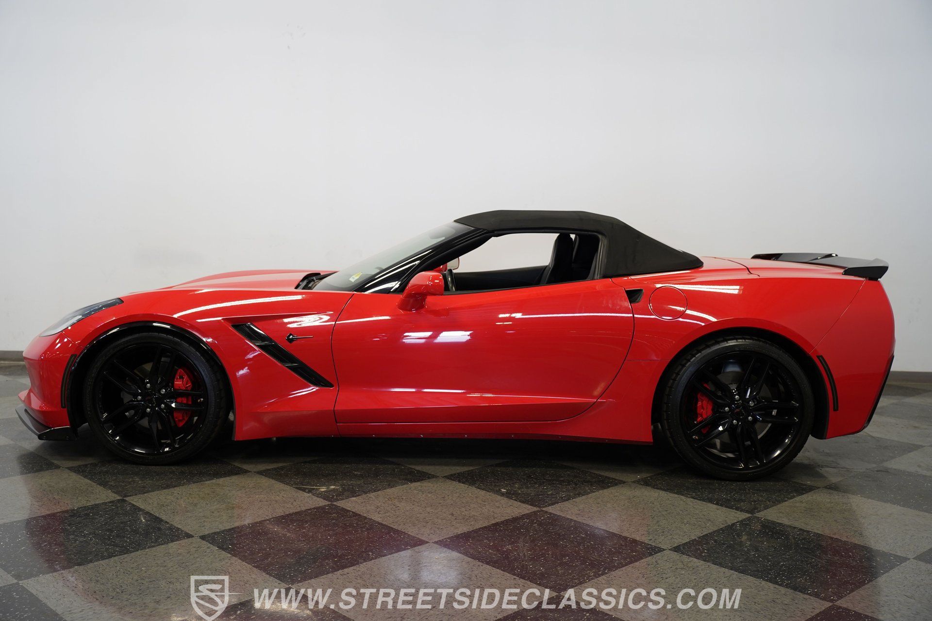 Used 2019 Chevrolet Corvette Stingray Convertible w/ Carbon Flash Badge Package RWD image 24