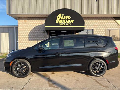 New 2026 Chrysler Pacifica Limited w/ Uconnect Theater Family Group image 2