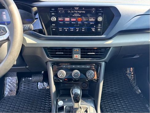 Used 2023 Volkswagen Taos SE w/ Panoramic Sunroof Package AWD/4WD image 19