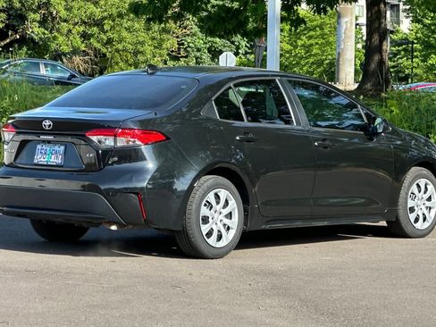 Used 2021 Toyota Corolla LE FWD image 2