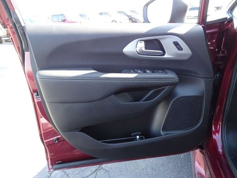 Used 2023 Chrysler Pacifica Touring-L w/ Uconnect Theater Family Group FWD image 15