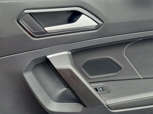 Certified 2024 Volkswagen Tiguan SE w/ Panoramic Sunroof Package FWD image 7