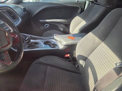 Used 2015 Dodge Challenger SXT RWD image 4