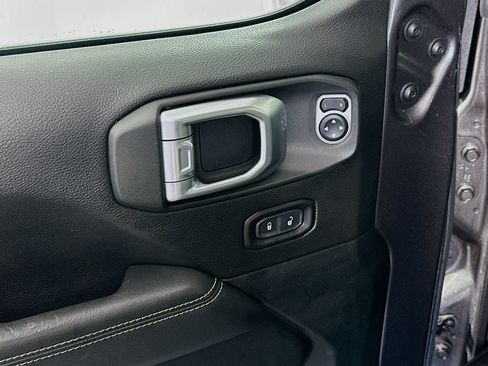 Used 2019 Jeep Wrangler Unlimited Sahara AWD/4WD image 18