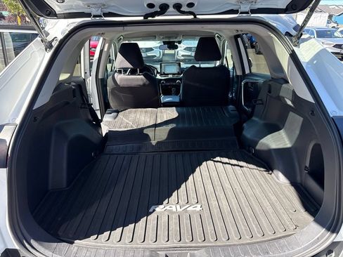 Used 2019 Toyota RAV4 LE w/ Carpet Mat Package AWD/4WD image 31