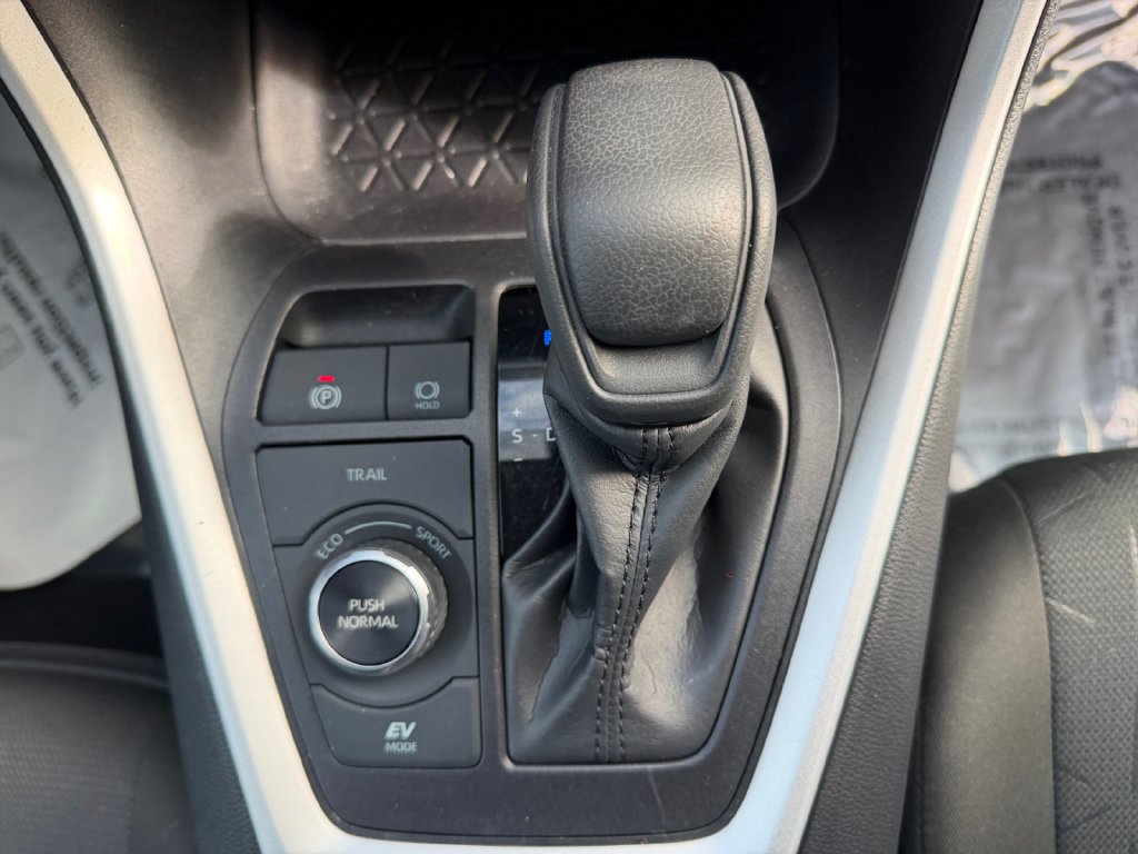Used 2025 Toyota RAV4 XLE AWD/4WD image 18
