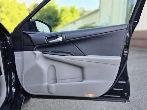 Used 2013 Toyota Camry LE FWD image 12