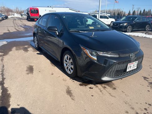 Used 2022 Toyota Corolla LE image 4