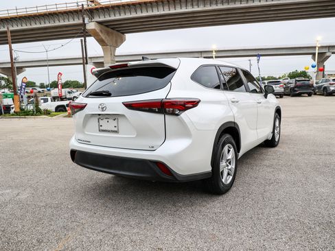Used 2024 Toyota Highlander LE FWD image 7