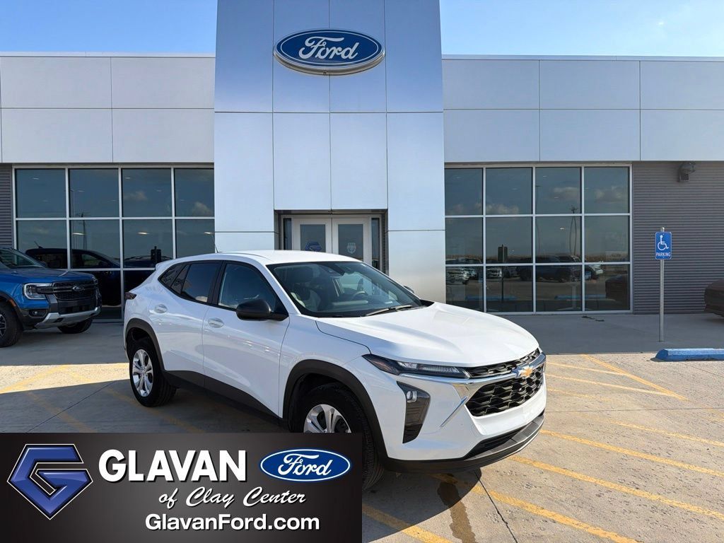 Used 2026 Chevrolet Trax LS FWD image 1