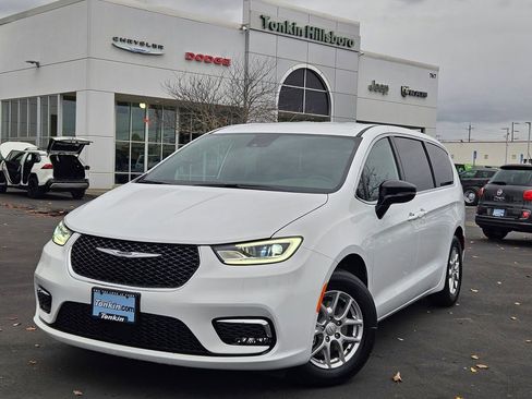 New 2026 Chrysler Pacifica Select image 2