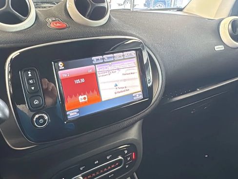 Used 2017 smart fortwo pure RWD image 17