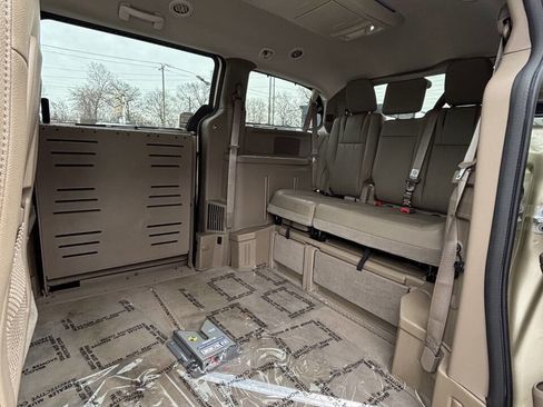 Used 2012 Chrysler Town & Country Touring-L w/ Trailer Tow Group image 15