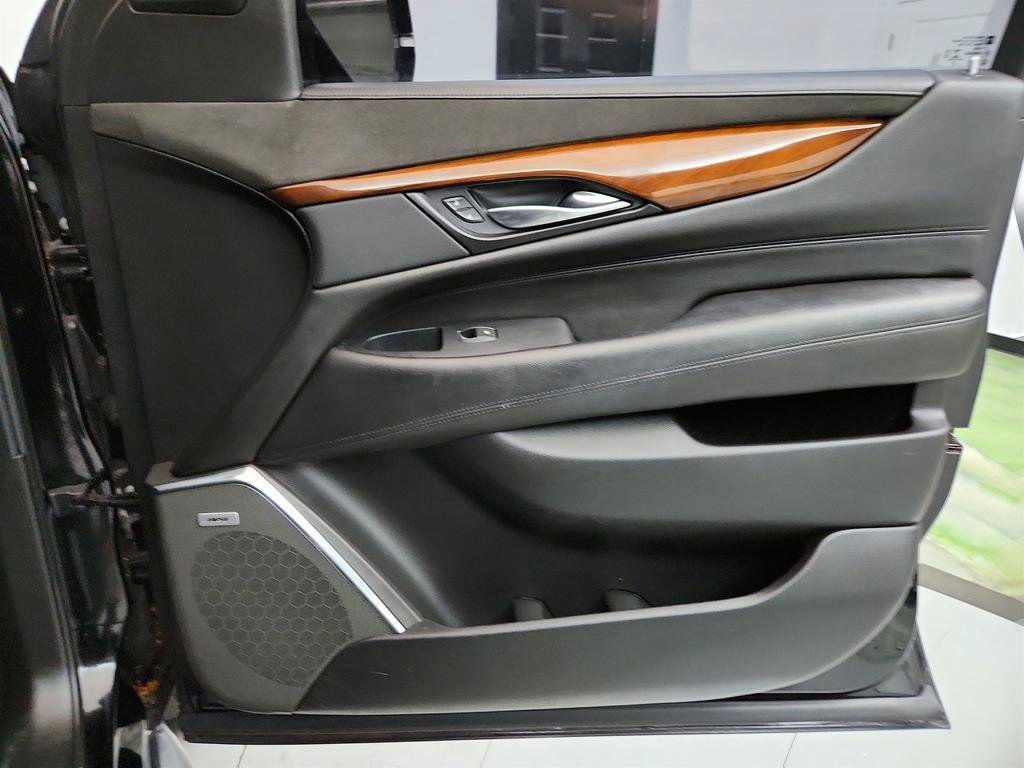 Used 2019 Cadillac Escalade Luxury AWD/4WD image 26