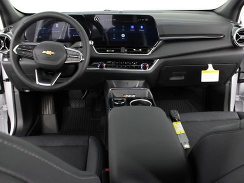 New 2026 Chevrolet Equinox LT w/ Convenience Package II FWD image 11