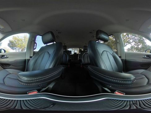 Used 2024 Chrysler Pacifica Touring-L image 38