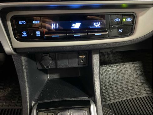 Used 2017 Toyota Corolla LE image 19