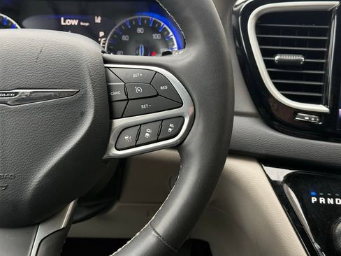 Used 2023 Chrysler Pacifica Touring-L FWD image 11