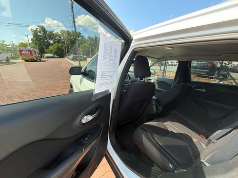 Used 2015 Jeep Cherokee Latitude w/ Cold Weather Group FWD image 11