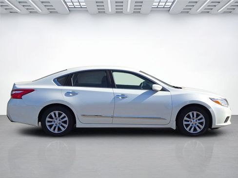 Used 2016 Nissan Altima 2.5 S w/ Power Driver Seat Package FWD image 3