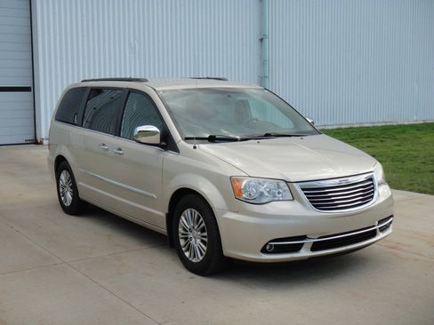 Used 2013 Chrysler Town & Country Touring-L w/ Entertainment Group #2 FWD image 4