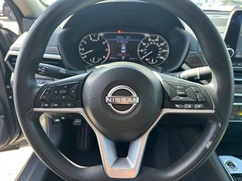 Used 2025 Nissan Altima 2.5 SV FWD image 23