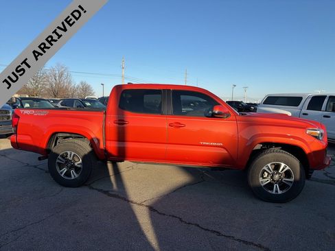 Used 2016 Toyota Tacoma TRD Sport image 4