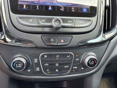 Used 2022 Chevrolet Equinox RS w/ Infotainment Package FWD image 22